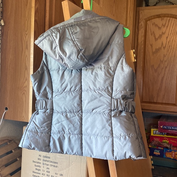Hooded gray silver puffer vest - Picture 4 of 4